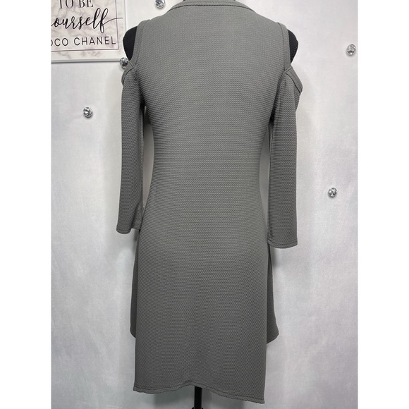 DEEP V OPEN SHOULDER DRESS - Picture 6 of 7